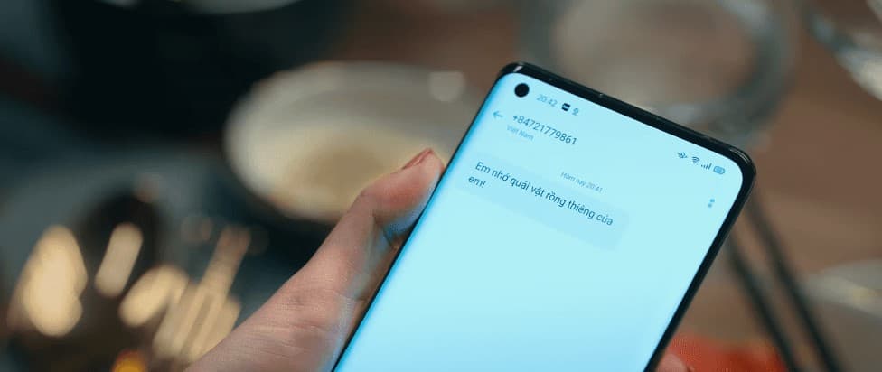 “Thằng này ẩu quá, có mấy cái tin nhắn cũng không xóa!” - Linh.